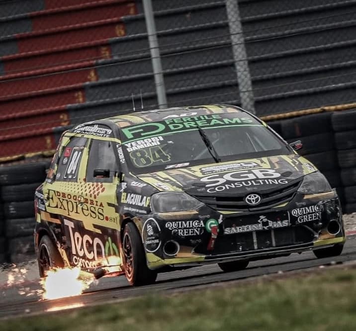 Auto de competición de Lucas Yerobi con apoyo de Química Green