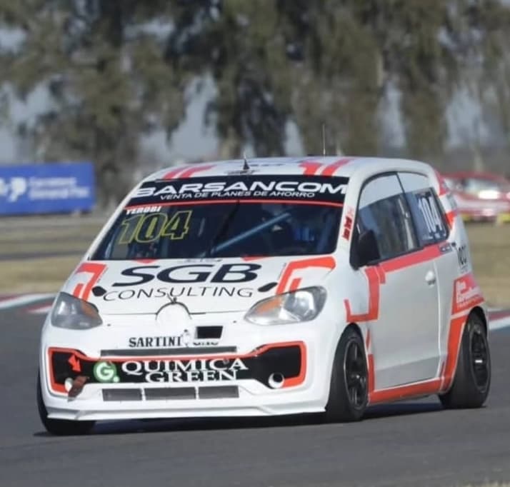 Auto de competición de Lucas Yerobi con sponsor de Química Green